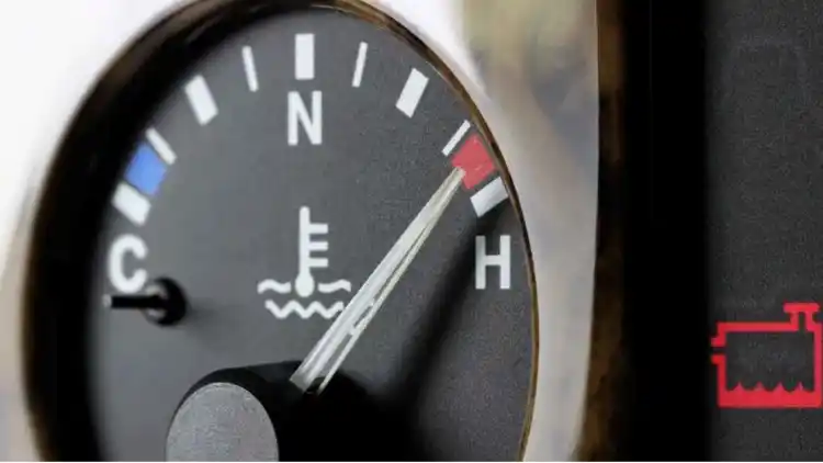 تحذير سائل التبريد الأحمر: كم يمكنك القيادة حقًا قبل أن يصبح محركك في خطر؟ حكاية الإنذار وكيف تتصرف بذكاء